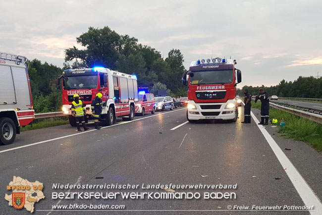 20200805 Verkehrsunfall auf der A3 zwischen Pottendorf NÖ und Hornstein Bgld Foto: © Freiwillige Feuerwehr Pottendorf 20200805 Verkehrsunfall auf der A3 zwischen Pottendorf NÖ und Hornstein Bgld Foto: © Freiwillige Feuerwehr Pottendorf