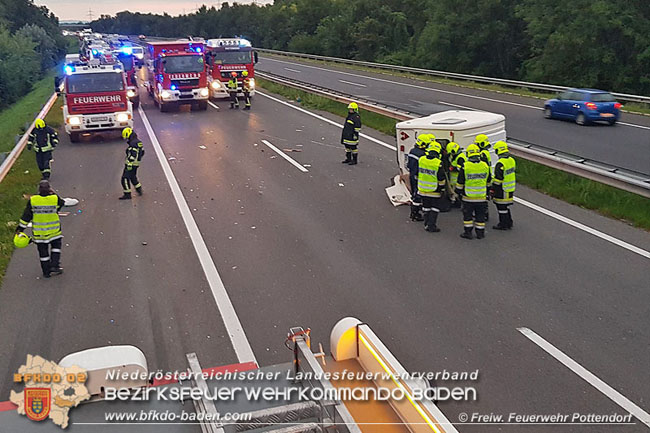 20200805 Verkehrsunfall auf der A3 zwischen Pottendorf NÖ und Hornstein Bgld Foto: © Freiwillige Feuerwehr Pottendorf 20200805 Verkehrsunfall auf der A3 zwischen Pottendorf NÖ und Hornstein Bgld Foto: © Freiwillige Feuerwehr Pottendorf