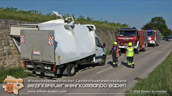 20200820 Kleintransporter prallt gegen Wasserleitungsunterführung in Pfaffstätten  Foto: © Stefan Schneider