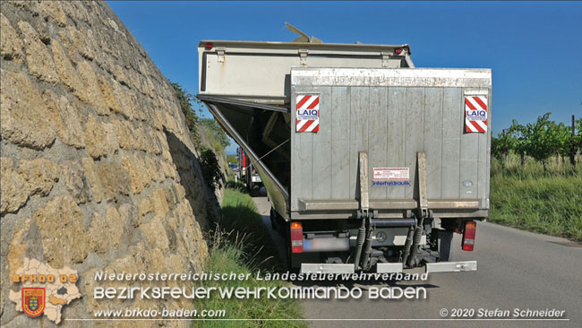 20200820 Kleintransporter prallt gegen Wasserleitungsunterführung in Pfaffstätten  Foto: © Stefan Schneider