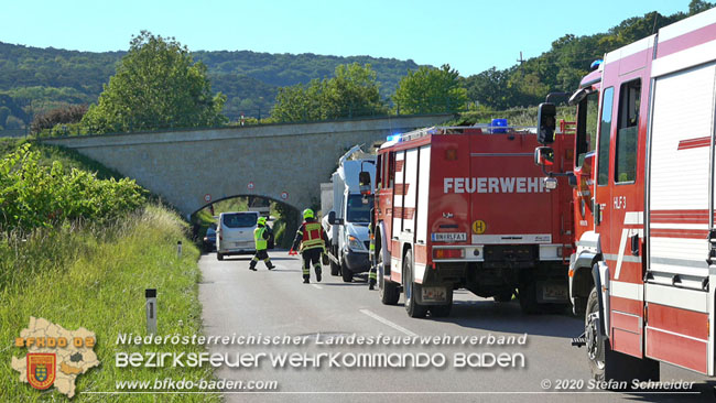 20200820 Kleintransporter prallt gegen Wasserleitungsunterführung in Pfaffstätten  Foto: © Stefan Schneider