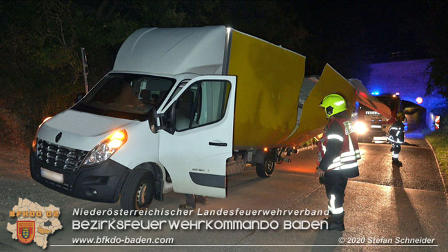 20200820 Kleintransporter prallt gegen Wasserleitungsunterführung in Pfaffstätten  Foto: © Stefan Schneider