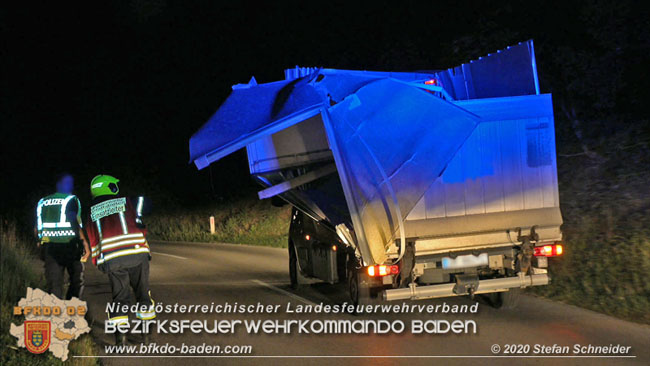 20200820 Kleintransporter prallt gegen Wasserleitungsunterführung in Pfaffstätten  Foto: © Stefan Schneider