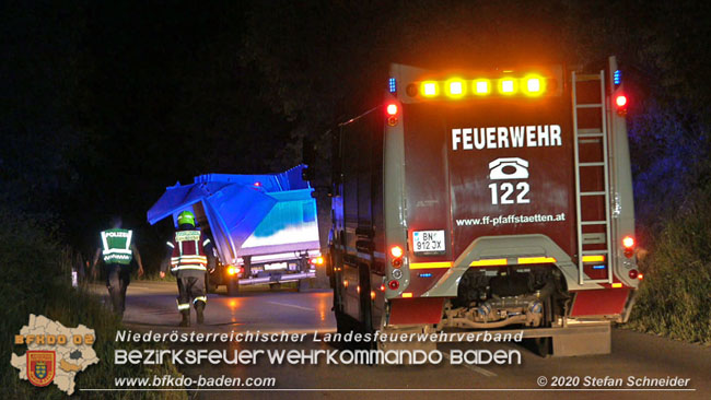 20200820 Kleintransporter prallt gegen Wasserleitungsunterführung in Pfaffstätten  Foto: © Stefan Schneider