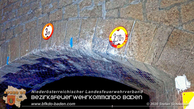 20200820 Kleintransporter prallt gegen Wasserleitungsunterführung in Pfaffstätten  Foto: © Stefan Schneider