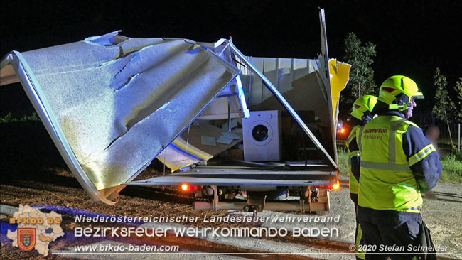 20200820 Kleintransporter prallt gegen Wasserleitungsunterführung in Pfaffstätten  Foto: © Stefan Schneider