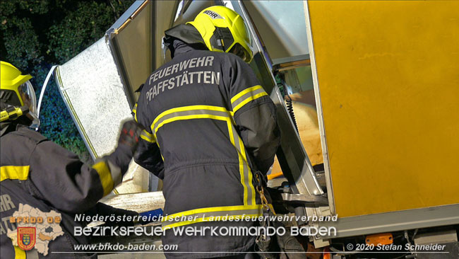 20200820 Kleintransporter prallt gegen Wasserleitungsunterführung in Pfaffstätten  Foto: © Stefan Schneider