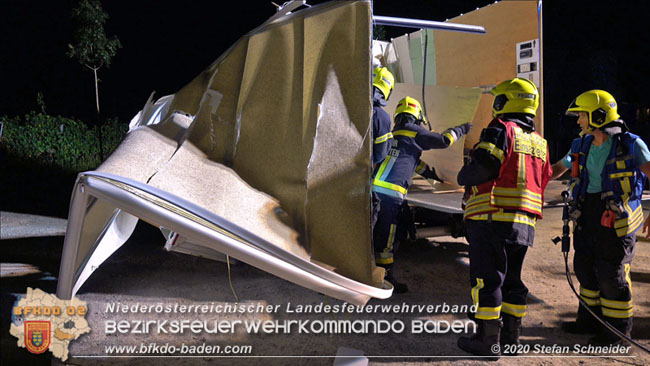 20200820 Kleintransporter prallt gegen Wasserleitungsunterführung in Pfaffstätten  Foto: © Stefan Schneider