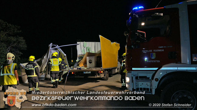 20200820 Kleintransporter prallt gegen Wasserleitungsunterführung in Pfaffstätten  Foto: © Stefan Schneider
