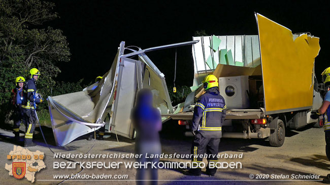20200820 Kleintransporter prallt gegen Wasserleitungsunterführung in Pfaffstätten  Foto: © Stefan Schneider
