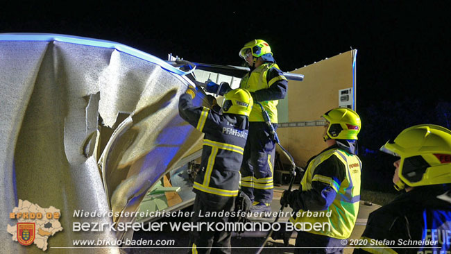 20200820 Kleintransporter prallt gegen Wasserleitungsunterführung in Pfaffstätten  Foto: © Stefan Schneider