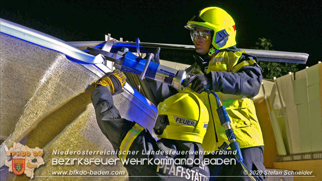 20200820 Kleintransporter prallt gegen Wasserleitungsunterführung in Pfaffstätten  Foto: © Stefan Schneider