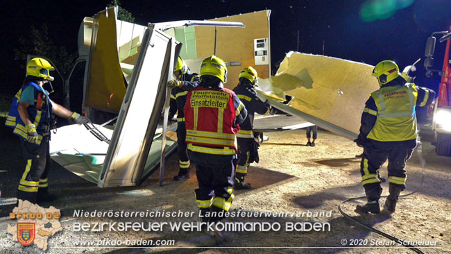 20200820 Kleintransporter prallt gegen Wasserleitungsunterführung in Pfaffstätten  Foto: © Stefan Schneider