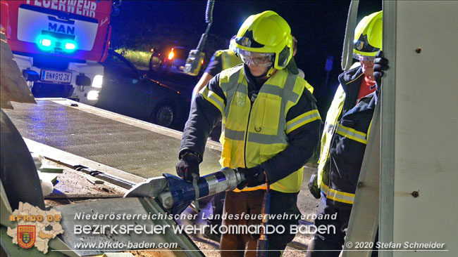 20200820 Kleintransporter prallt gegen Wasserleitungsunterführung in Pfaffstätten  Foto: © Stefan Schneider