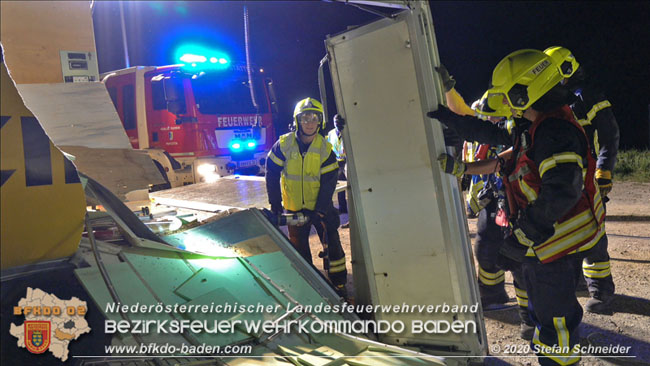 20200820 Kleintransporter prallt gegen Wasserleitungsunterführung in Pfaffstätten  Foto: © Stefan Schneider