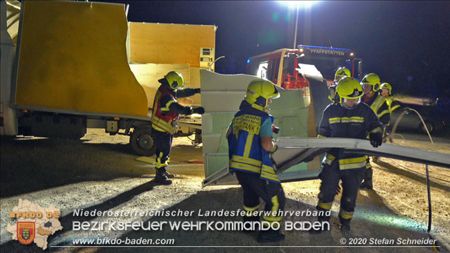 20200820 Kleintransporter prallt gegen Wasserleitungsunterführung in Pfaffstätten  Foto: © Stefan Schneider