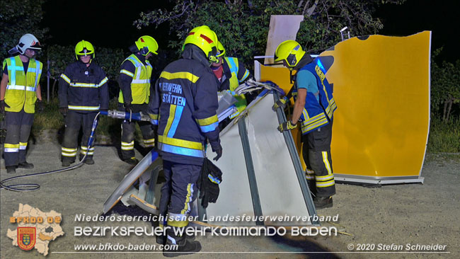20200820 Kleintransporter prallt gegen Wasserleitungsunterführung in Pfaffstätten  Foto: © Stefan Schneider