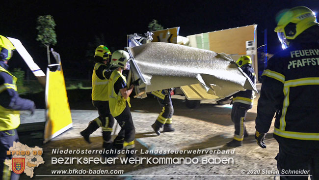 20200820 Kleintransporter prallt gegen Wasserleitungsunterführung in Pfaffstätten  Foto: © Stefan Schneider