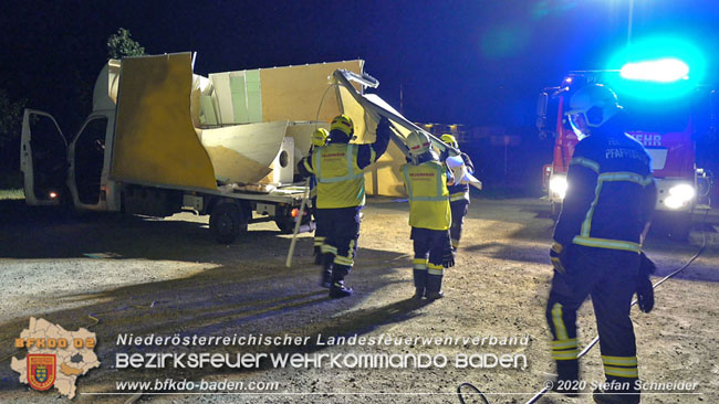 20200820 Kleintransporter prallt gegen Wasserleitungsunterführung in Pfaffstätten  Foto: © Stefan Schneider