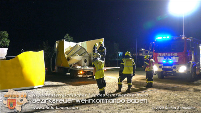 20200820 Kleintransporter prallt gegen Wasserleitungsunterführung in Pfaffstätten  Foto: © Stefan Schneider