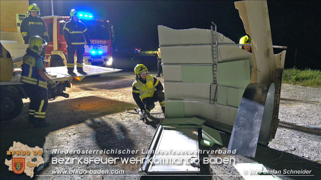 20200820 Kleintransporter prallt gegen Wasserleitungsunterführung in Pfaffstätten  Foto: © Stefan Schneider