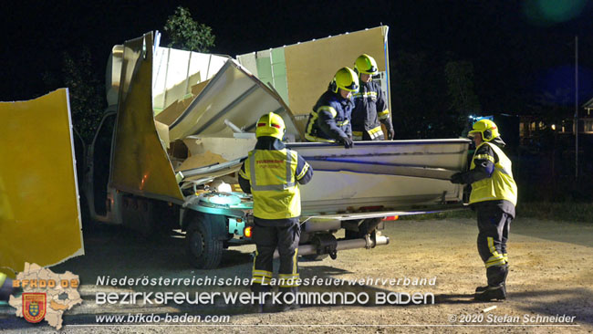 20200820 Kleintransporter prallt gegen Wasserleitungsunterführung in Pfaffstätten  Foto: © Stefan Schneider