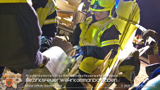 20200820 Kleintransporter prallt gegen Wasserleitungsunterführung in Pfaffstätten  Foto: © Stefan Schneider