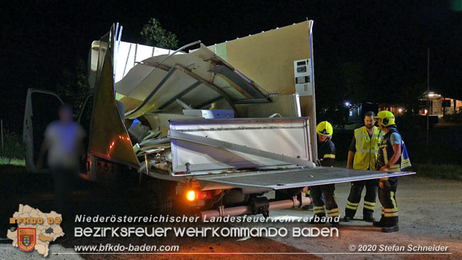 20200820 Kleintransporter prallt gegen Wasserleitungsunterführung in Pfaffstätten  Foto: © Stefan Schneider
