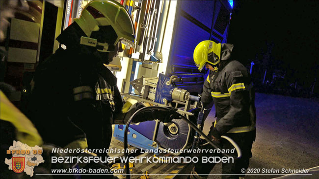 20200820 Kleintransporter prallt gegen Wasserleitungsunterführung in Pfaffstätten  Foto: © Stefan Schneider