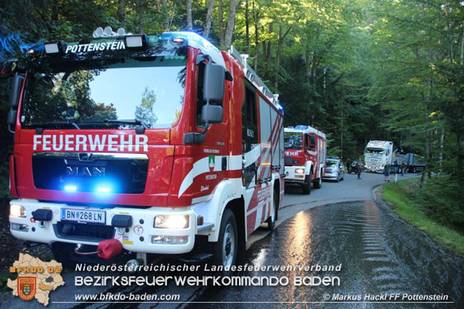 20200826 Fahrzeugbrand am Hals bei der Bezirksgrenze Foto: © ASB ÖA Markus Hackl FF Pottenstein 20200826 Fahrzeugbrand am Hals bei der Bezirksgrenze Foto: © ASB ÖA Markus Hackl FF Pottenstein