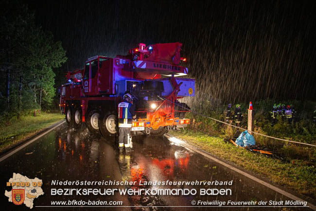 20200906 Vierachs-Lkw Kehrmaschine verunfallt auf der L157 bei Tattendorf   Foto: © Freiwillige Feuerwehr der Stadt Mödling