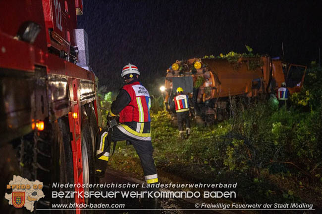20200906 Vierachs-Lkw Kehrmaschine verunfallt auf der L157 bei Tattendorf   Foto: © Freiwillige Feuerwehr der Stadt Mödling