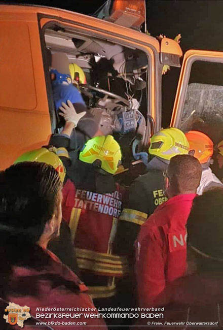 20200906 Vierachs-Lkw Kehrmaschine verunfallt auf der L157 bei Tattendorf   Foto: © FF Oberwaltersdorf