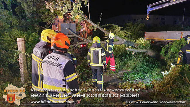 20200906 Vierachs-Lkw Kehrmaschine verunfallt auf der L157 bei Tattendorf   Foto: © FF Oberwaltersdorf