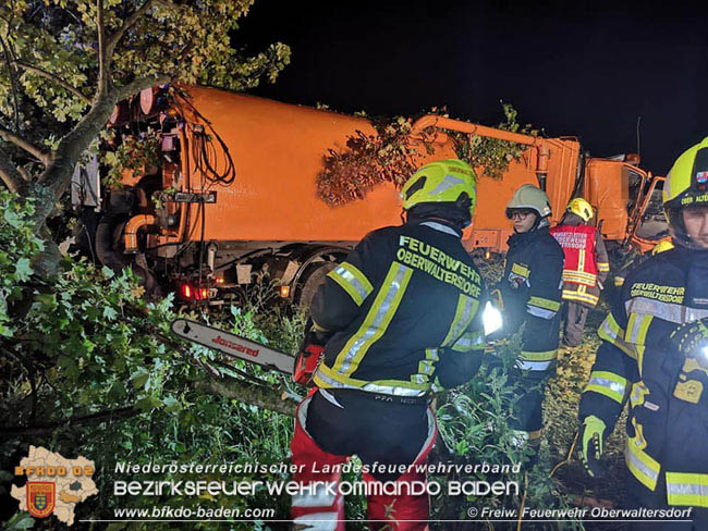 20200906 Vierachs-Lkw Kehrmaschine verunfallt auf der L157 bei Tattendorf   Foto: © FF Oberwaltersdorf