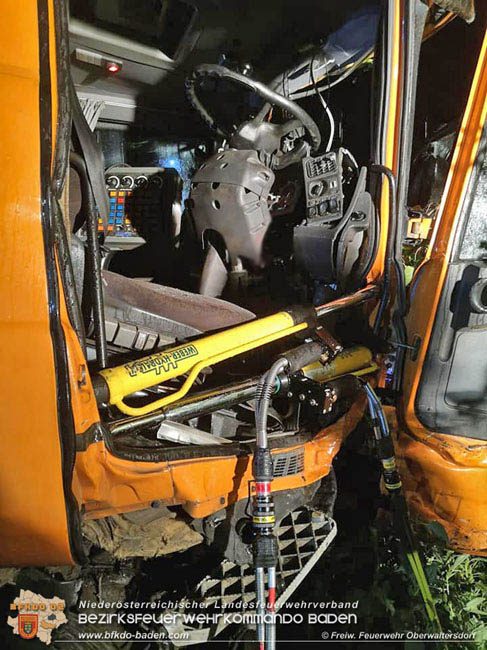 20200906 Vierachs-Lkw Kehrmaschine verunfallt auf der L157 bei Tattendorf   Foto: © FF Oberwaltersdorf