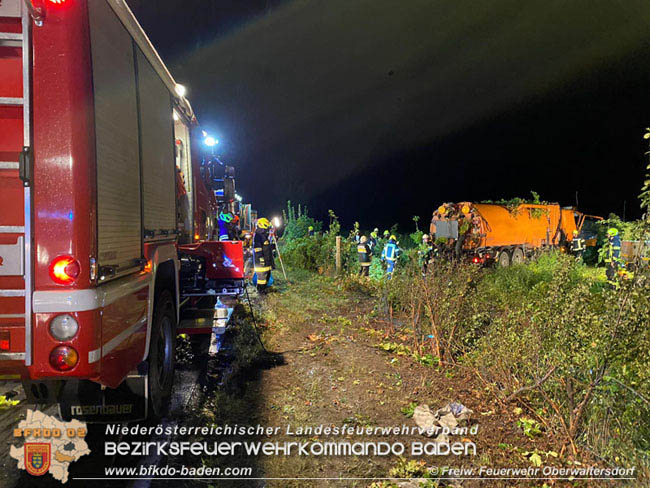 20200906 Vierachs-Lkw Kehrmaschine verunfallt auf der L157 bei Tattendorf   Foto: © FF Oberwaltersdorf