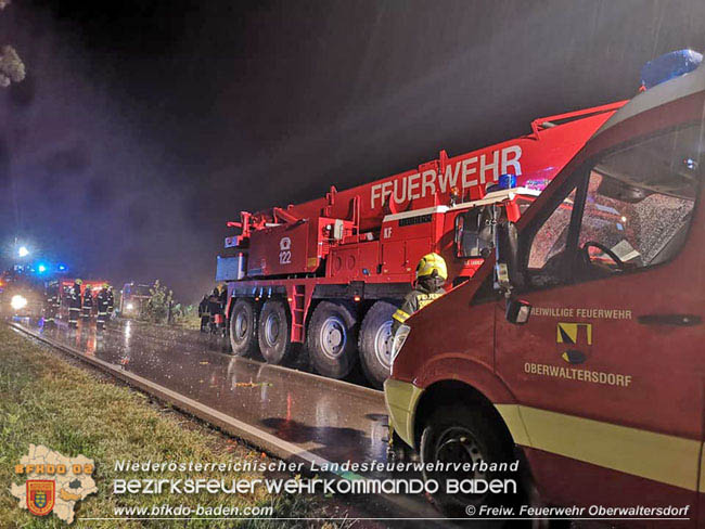 20200906 Vierachs-Lkw Kehrmaschine verunfallt auf der L157 bei Tattendorf   Foto: © FF Oberwaltersdorf