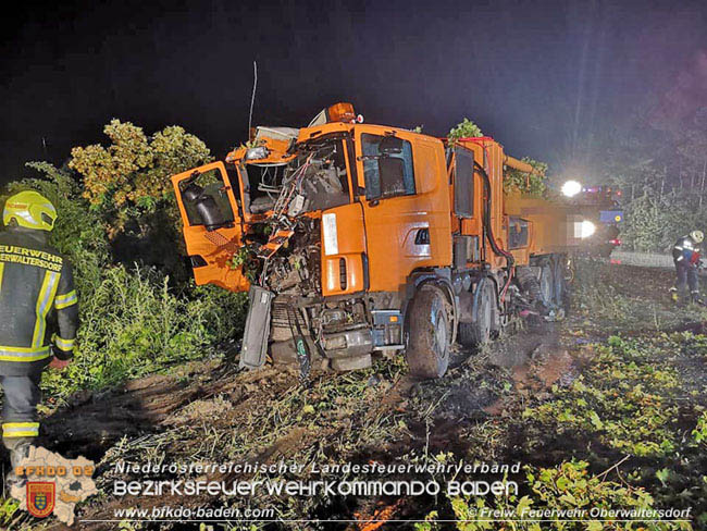 20200906 Vierachs-Lkw Kehrmaschine verunfallt auf der L157 bei Tattendorf   Foto: © FF Oberwaltersdorf
