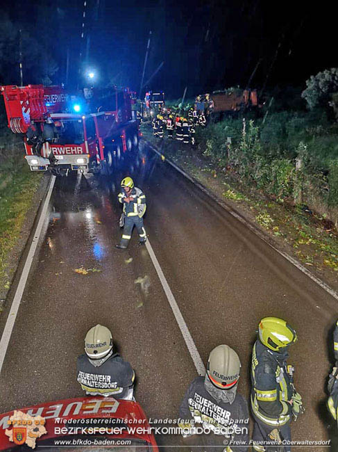 20200906 Vierachs-Lkw Kehrmaschine verunfallt auf der L157 bei Tattendorf   Foto: © FF Oberwaltersdorf
