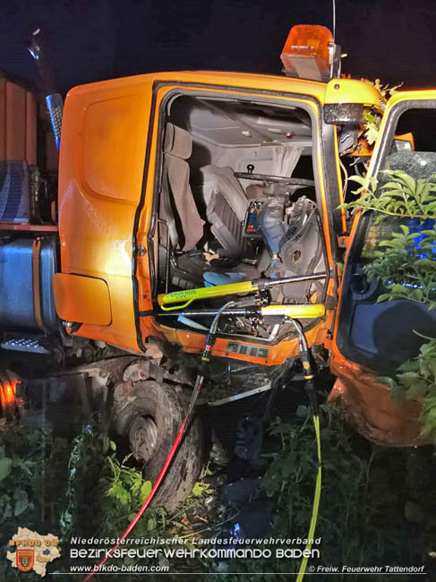 20200906 Vierachs-Lkw Kehrmaschine verunfallt auf der L157 bei Tattendorf   Foto: © FF Tattendorf