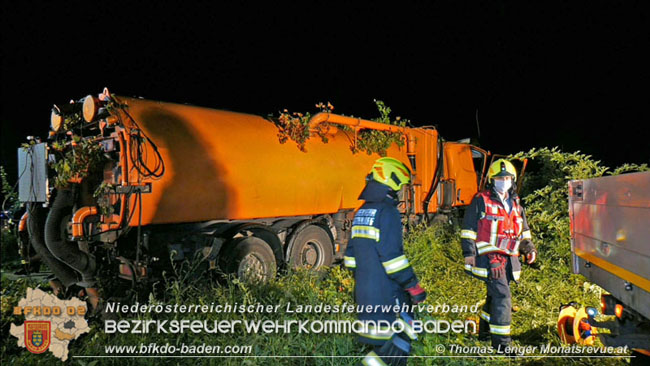 20200906 Vierachs-Lkw Kehrmaschine verunfallt auf der L157 bei Tattendorf   Foto: © Thomas Lenger Monatsrevue.at