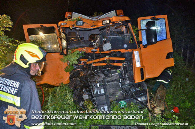 20200906 Vierachs-Lkw Kehrmaschine verunfallt auf der L157 bei Tattendorf   Foto: © Thomas Lenger Monatsrevue.at