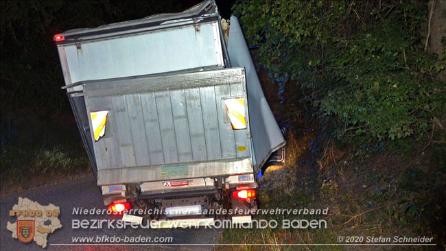 20200918 Kleintransporter prallt gegen Unterführung in der Einöde Pfaffstätten Foto: © Stefan Schneider 20200918 Kleintransporter prallt gegen Unterführung in der Einöde Pfaffstätten Foto: © Stefan Schneider