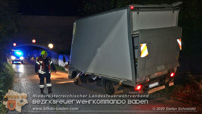 20200918 Kleintransporter prallt gegen Unterführung in der Einöde Pfaffstätten  Foto: © Stefan Schneider