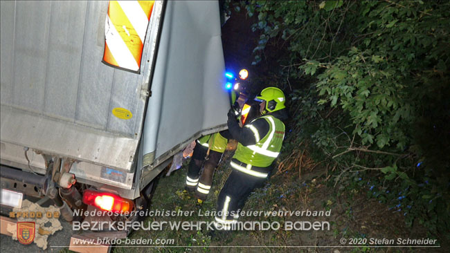 20200918 Kleintransporter prallt gegen Unterführung in der Einöde Pfaffstätten Foto: © Stefan Schneider 20200918 Kleintransporter prallt gegen Unterführung in der Einöde Pfaffstätten Foto: © Stefan Schneider