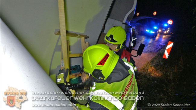 20200918 Kleintransporter prallt gegen Unterführung in der Einöde Pfaffstätten Foto: © Stefan Schneider 20200918 Kleintransporter prallt gegen Unterführung in der Einöde Pfaffstätten Foto: © Stefan Schneider