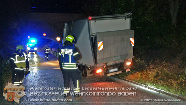 20200918 Kleintransporter prallt gegen Unterführung in der Einöde Pfaffstätten Foto: © Stefan Schneider 20200918 Kleintransporter prallt gegen Unterführung in der Einöde Pfaffstätten Foto: © Stefan Schneider