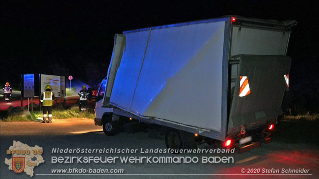 20200918 Kleintransporter prallt gegen Unterführung in der Einöde Pfaffstätten Foto: © Stefan Schneider 20200918 Kleintransporter prallt gegen Unterführung in der Einöde Pfaffstätten Foto: © Stefan Schneider