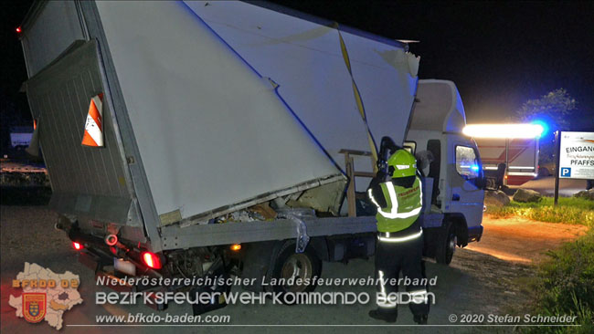 20200918 Kleintransporter prallt gegen Unterführung in der Einöde Pfaffstätten Foto: © Stefan Schneider 20200918 Kleintransporter prallt gegen Unterführung in der Einöde Pfaffstätten Foto: © Stefan Schneider